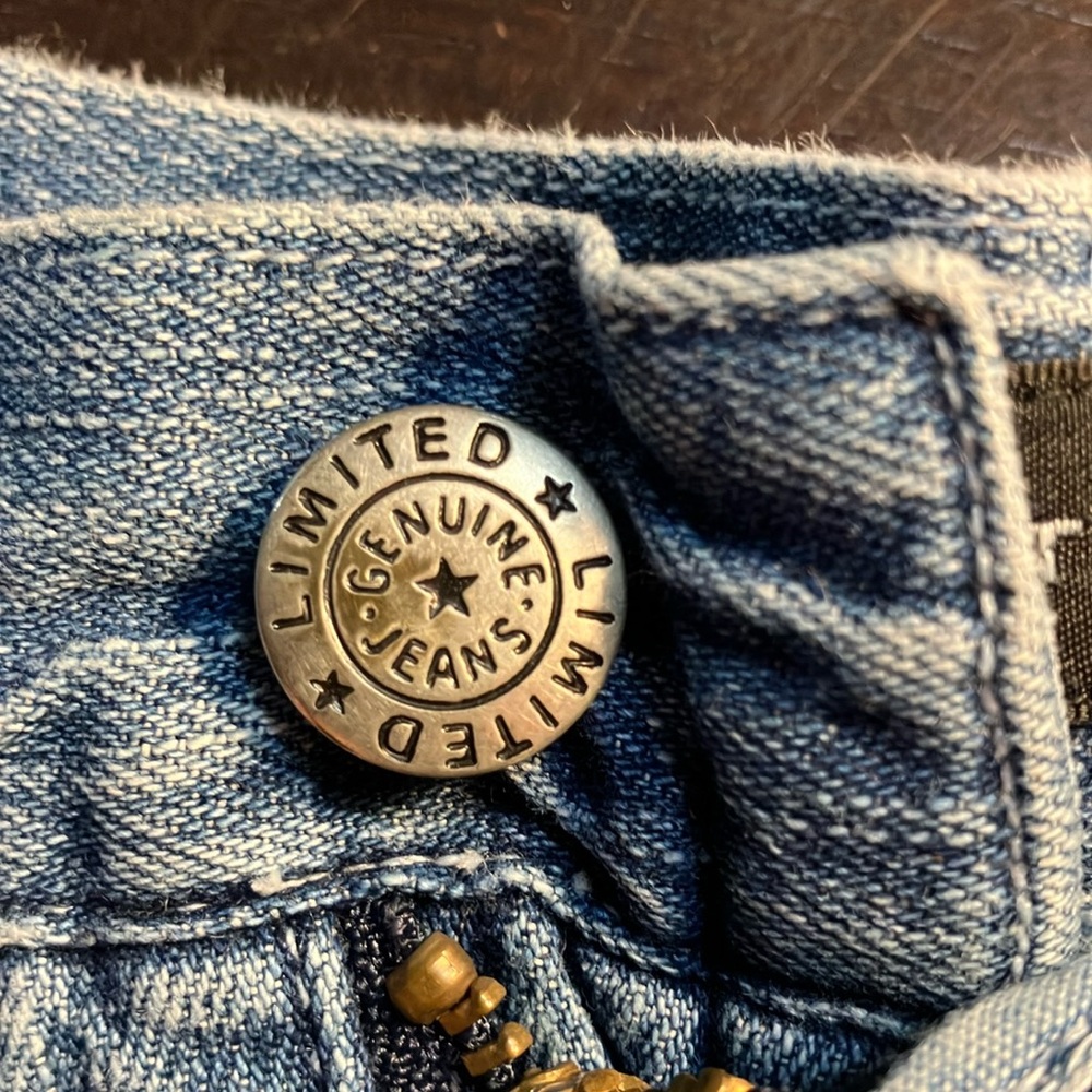 The Limited Vintage 90s Light-Medium Wash Denim Pleated and Cuffed Shorts - Picture 2 of 7